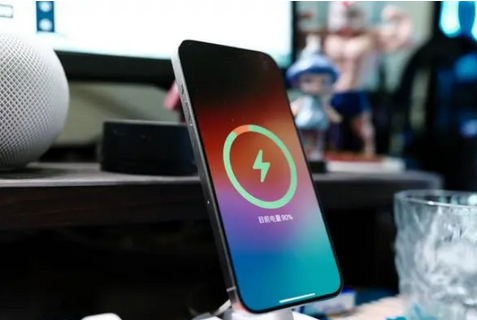 浈江苹果15换屏服务分享用什么充电器给iPhone15充电更好 